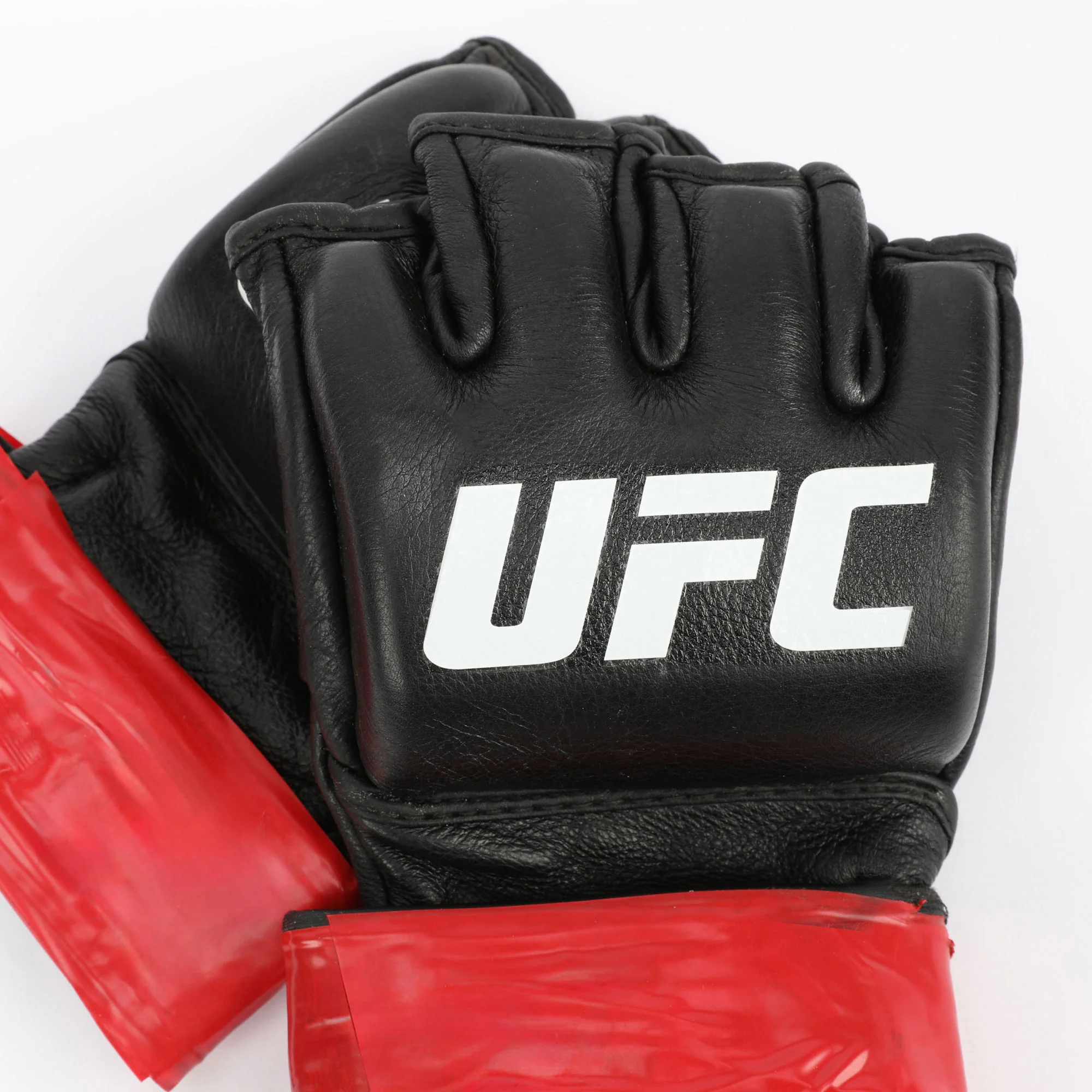 Dione Barbosa Signed 1-of-1 Fight Worn Gloves UFC Fight Night: Moicano vs Duncan - Image 4